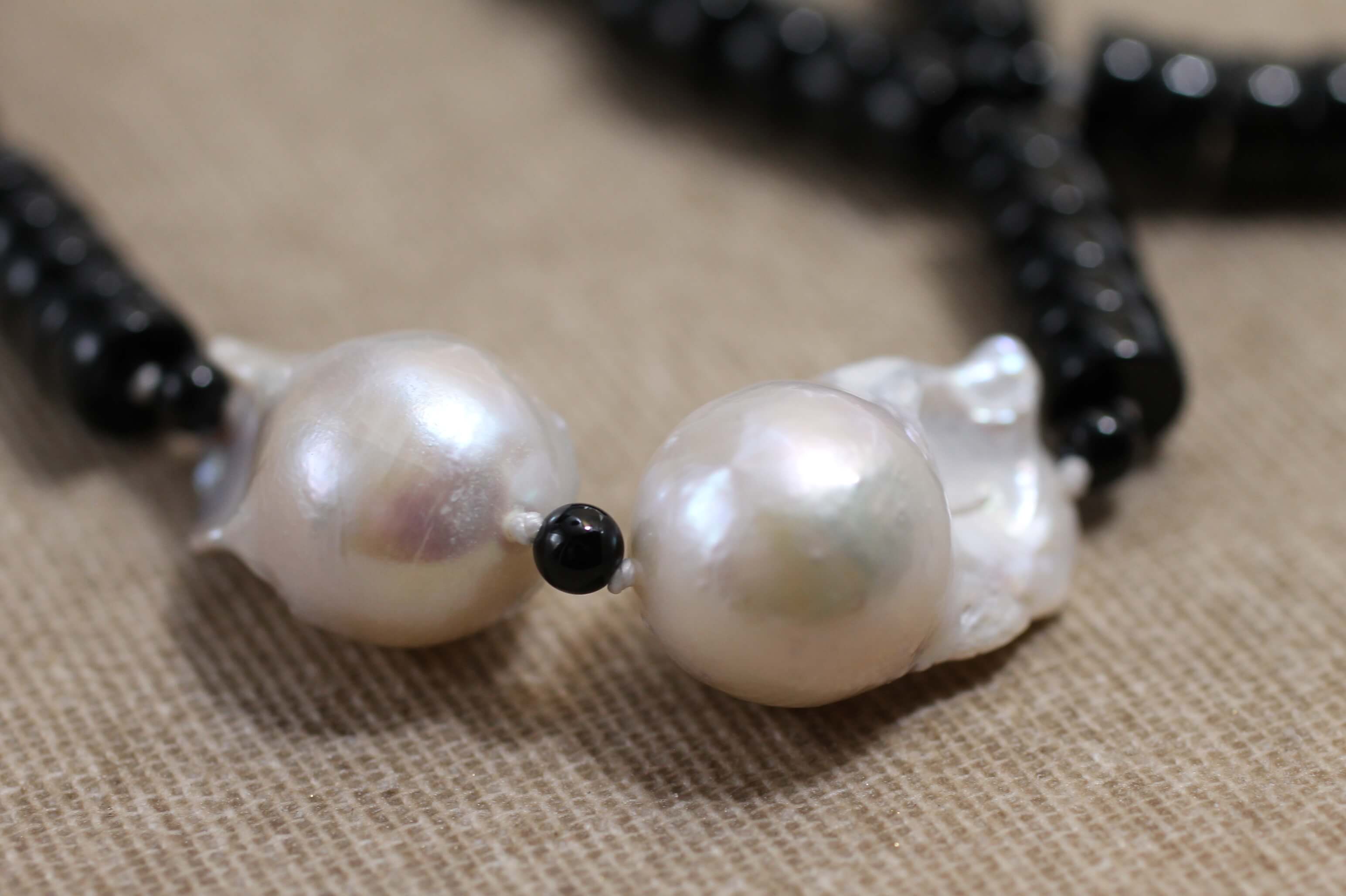 Onyx and Baroque Pearls necklace