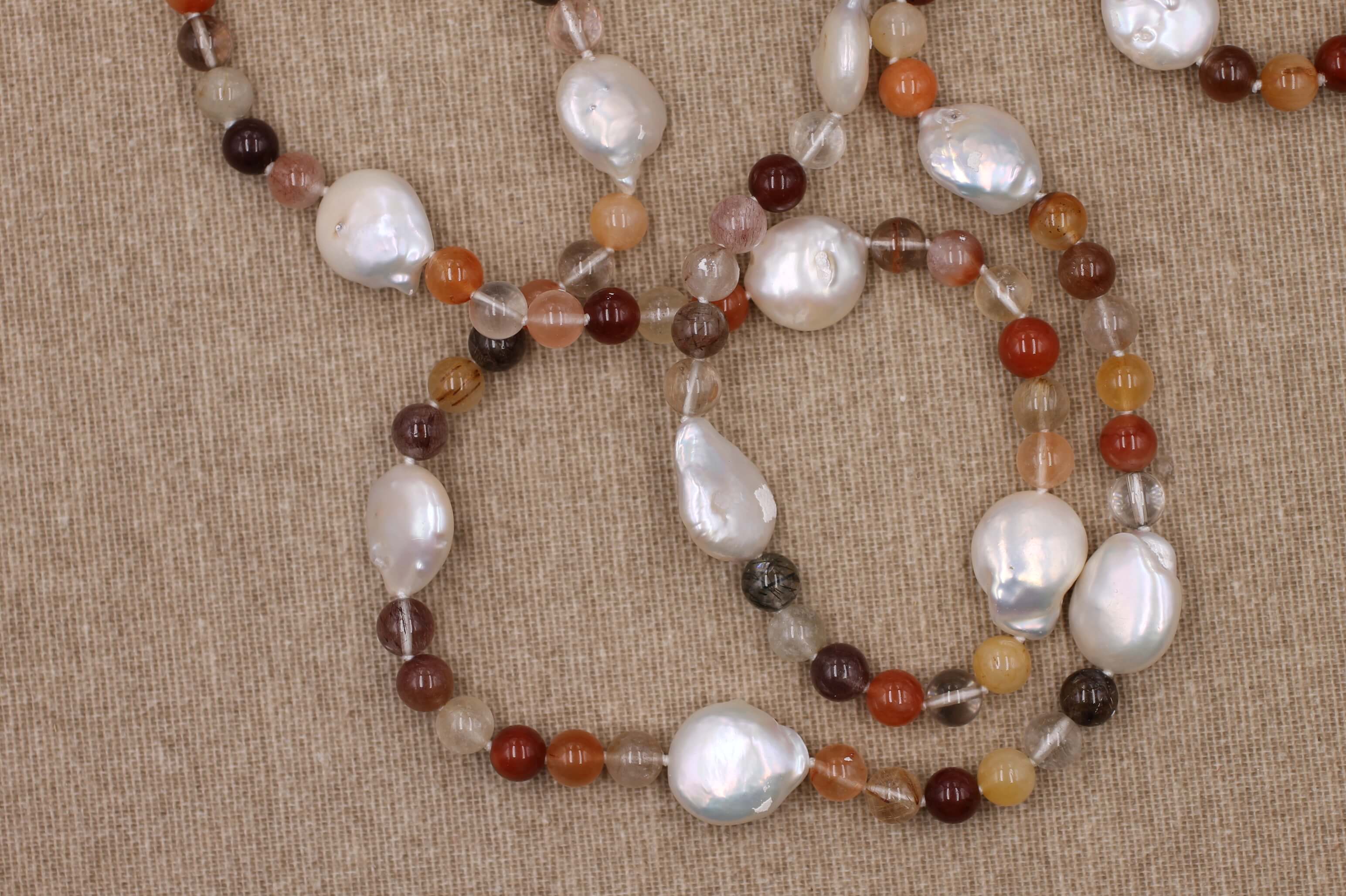 Collana di agate multicolor e perle scaramazze d'acqua dolce