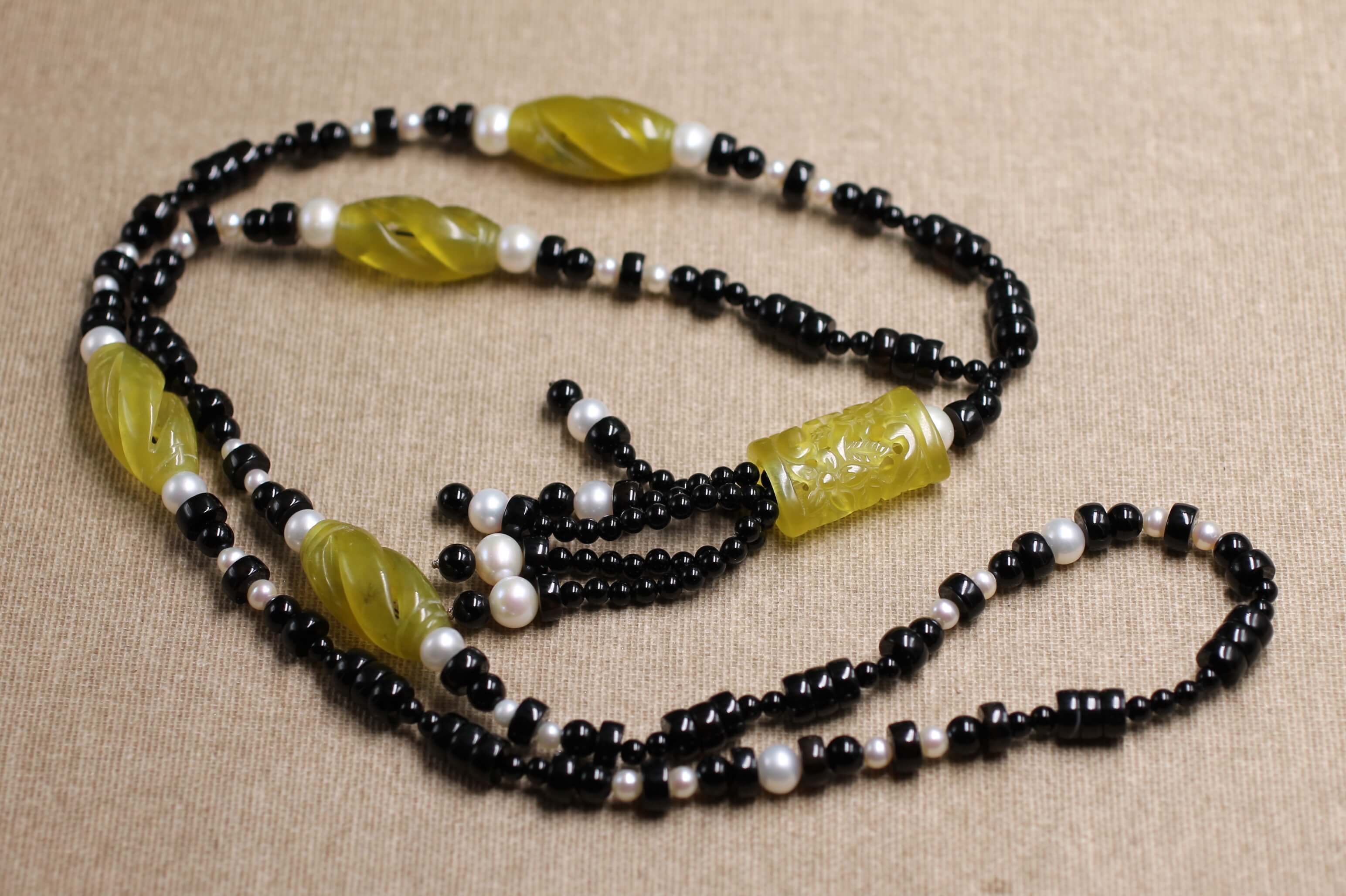 Onix, Serpentine and Pearls necklace
